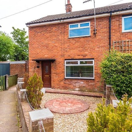Cheerful 3 Bedroom Home With Parking Near Chester Saughall Exteriör bild