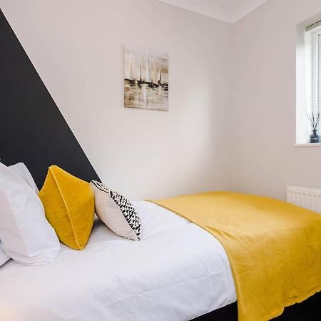 Cheerful 3 Bedroom Home With Parking Near Chester Saughall Exteriör bild