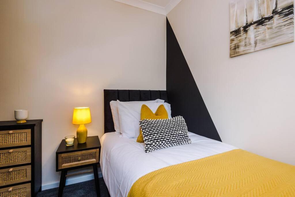 Cheerful 3 Bedroom Home With Parking Near Chester Saughall Exteriör bild