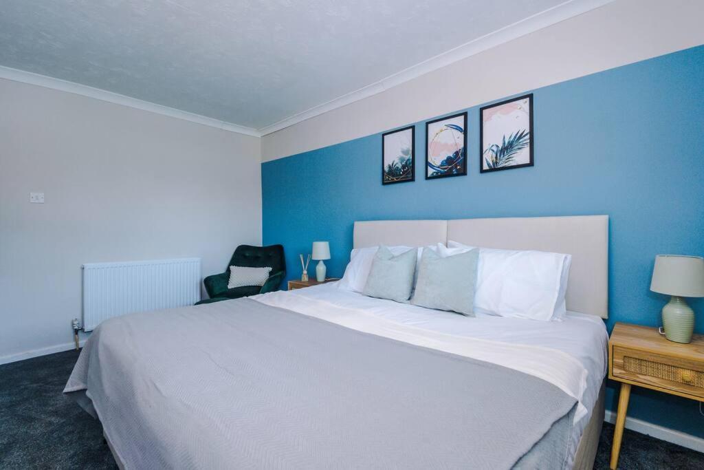 Cheerful 3 Bedroom Home With Parking Near Chester Saughall Exteriör bild