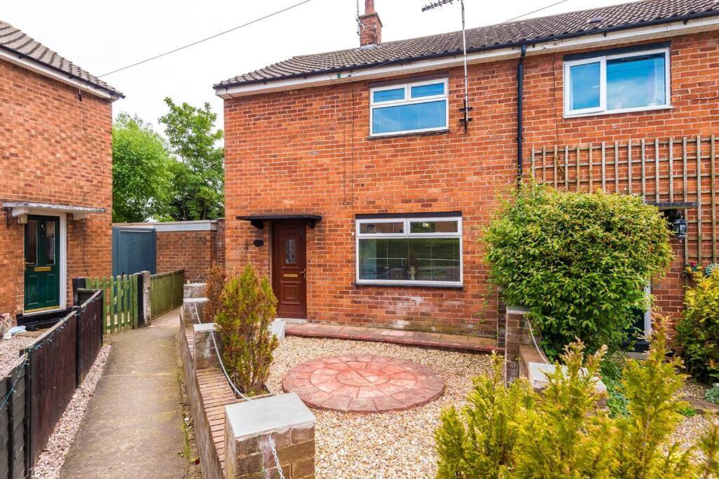 Cheerful 3 Bedroom Home With Parking Near Chester Saughall Exteriör bild