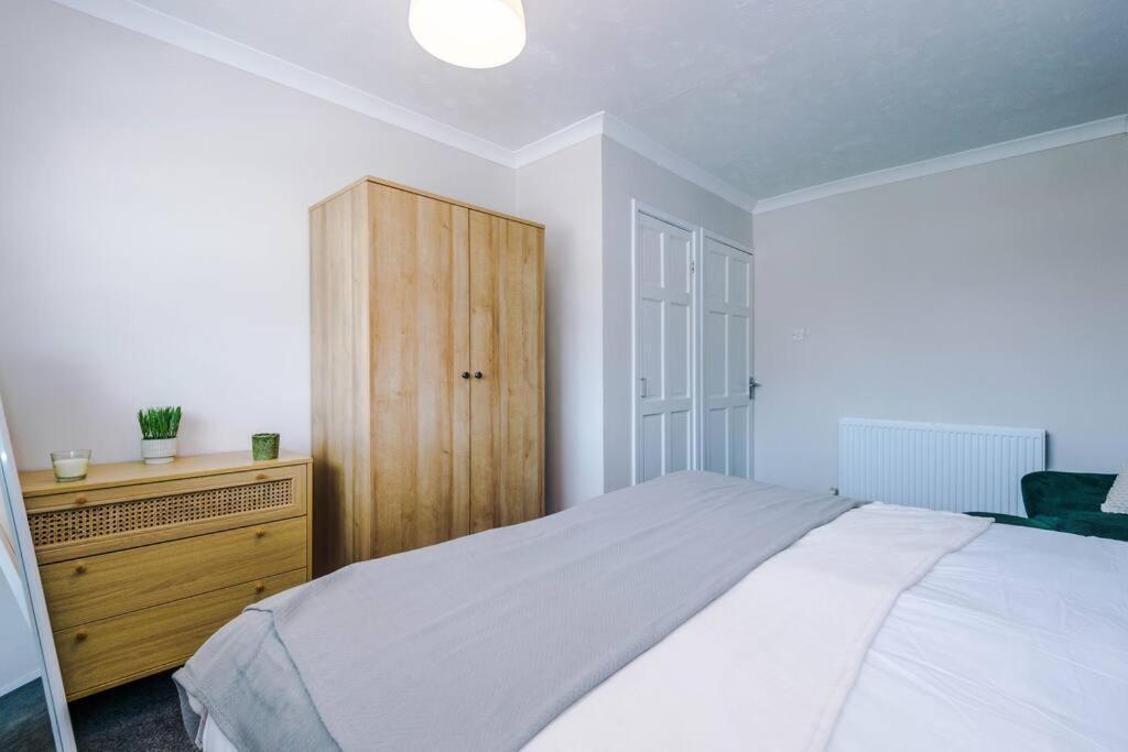 Cheerful 3 Bedroom Home With Parking Near Chester Saughall Exteriör bild