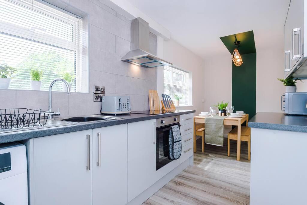 Cheerful 3 Bedroom Home With Parking Near Chester Saughall Exteriör bild