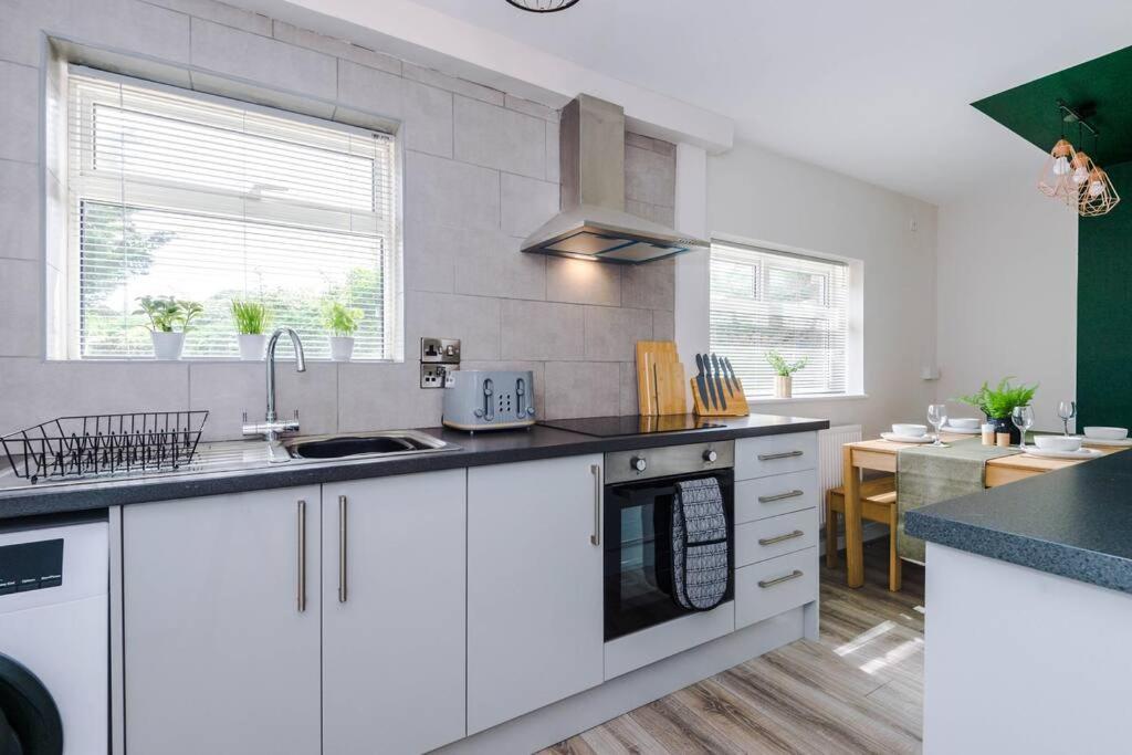 Cheerful 3 Bedroom Home With Parking Near Chester Saughall Exteriör bild
