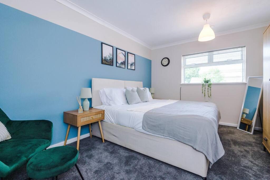 Cheerful 3 Bedroom Home With Parking Near Chester Saughall Exteriör bild
