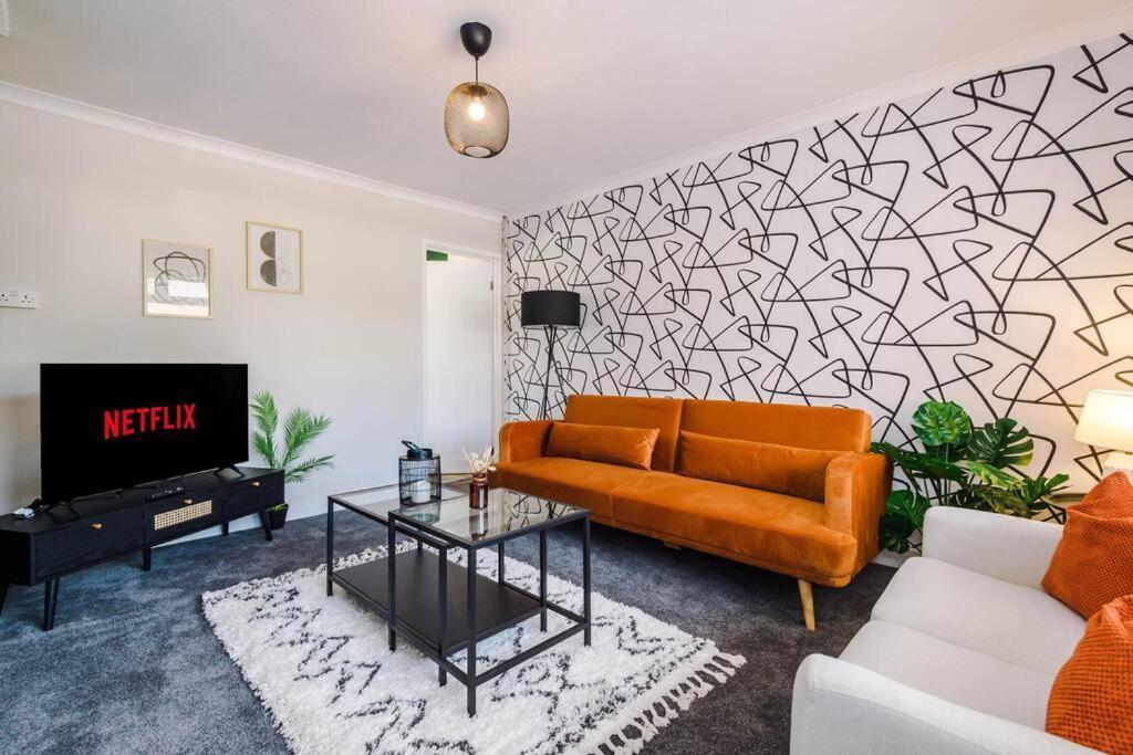 Cheerful 3 Bedroom Home With Parking Near Chester Saughall Exteriör bild