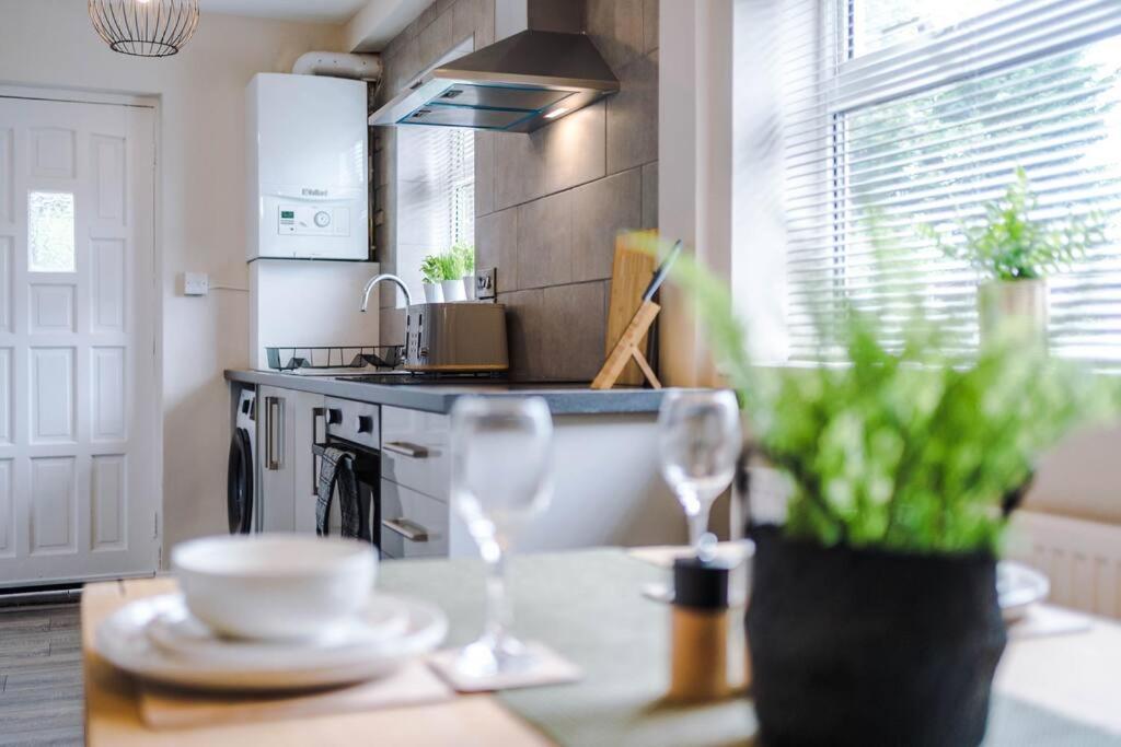 Cheerful 3 Bedroom Home With Parking Near Chester Saughall Exteriör bild