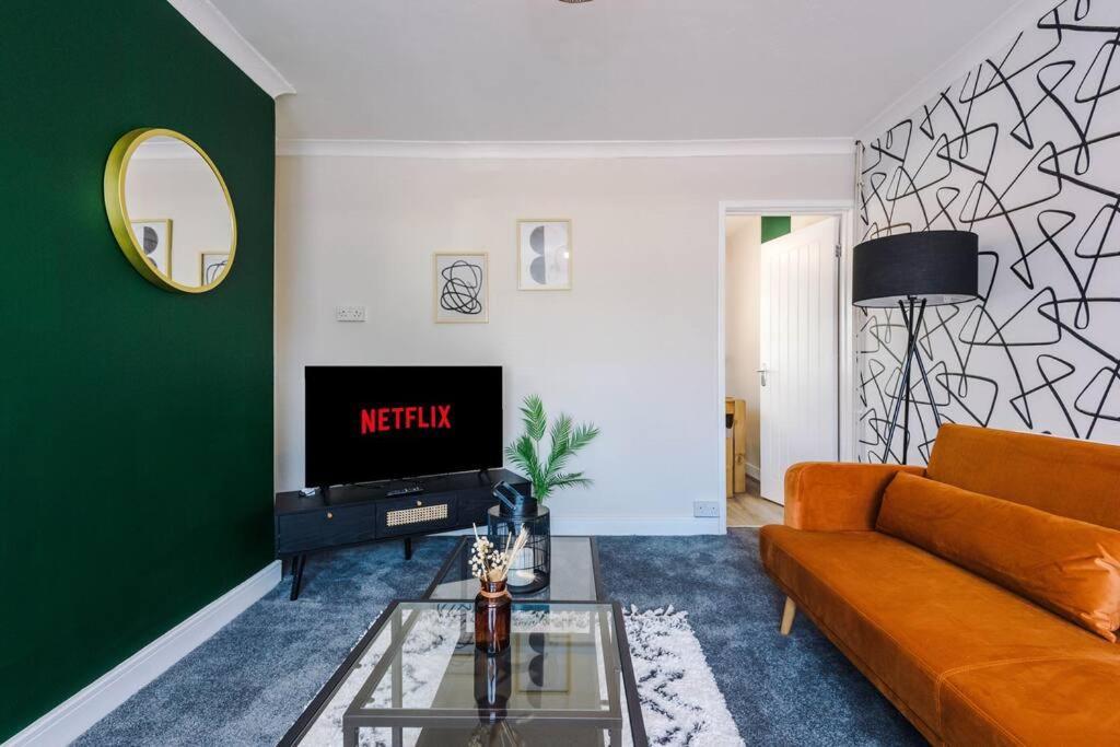Cheerful 3 Bedroom Home With Parking Near Chester Saughall Exteriör bild