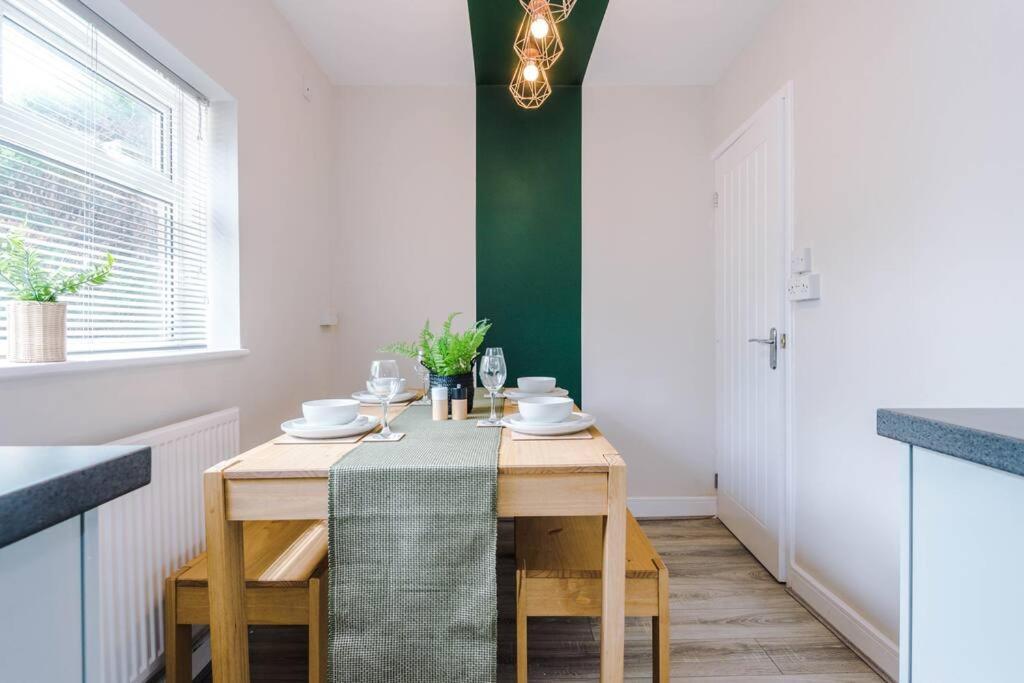 Cheerful 3 Bedroom Home With Parking Near Chester Saughall Exteriör bild