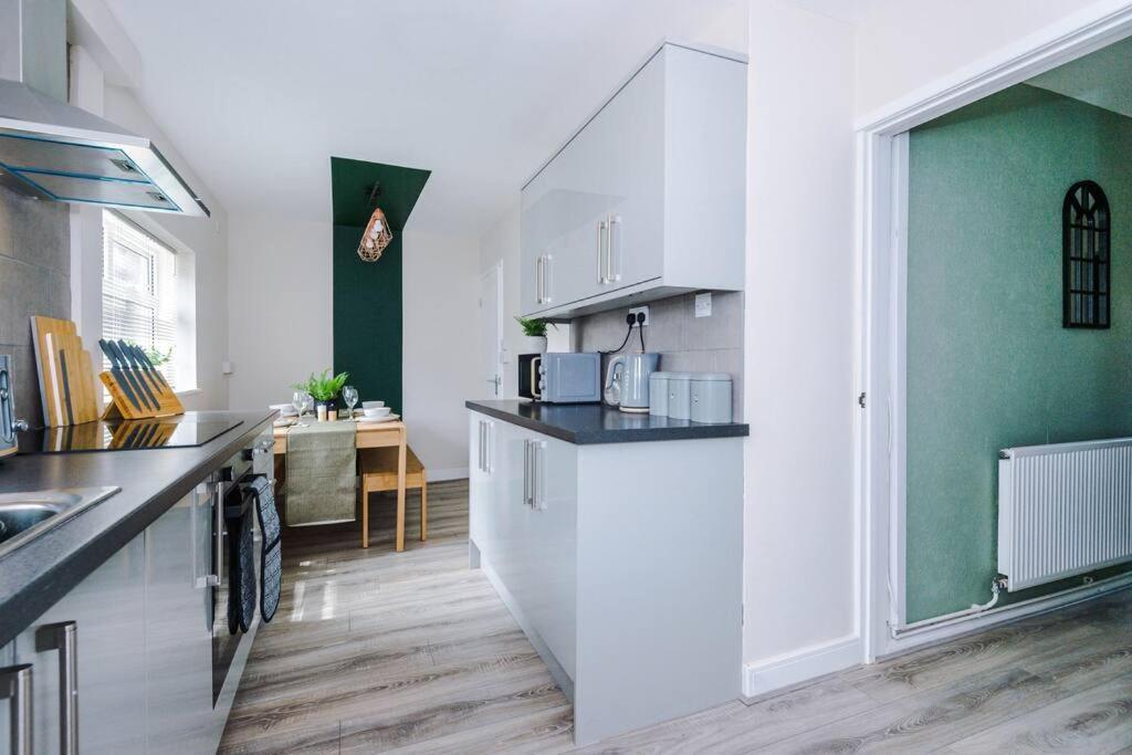 Cheerful 3 Bedroom Home With Parking Near Chester Saughall Exteriör bild