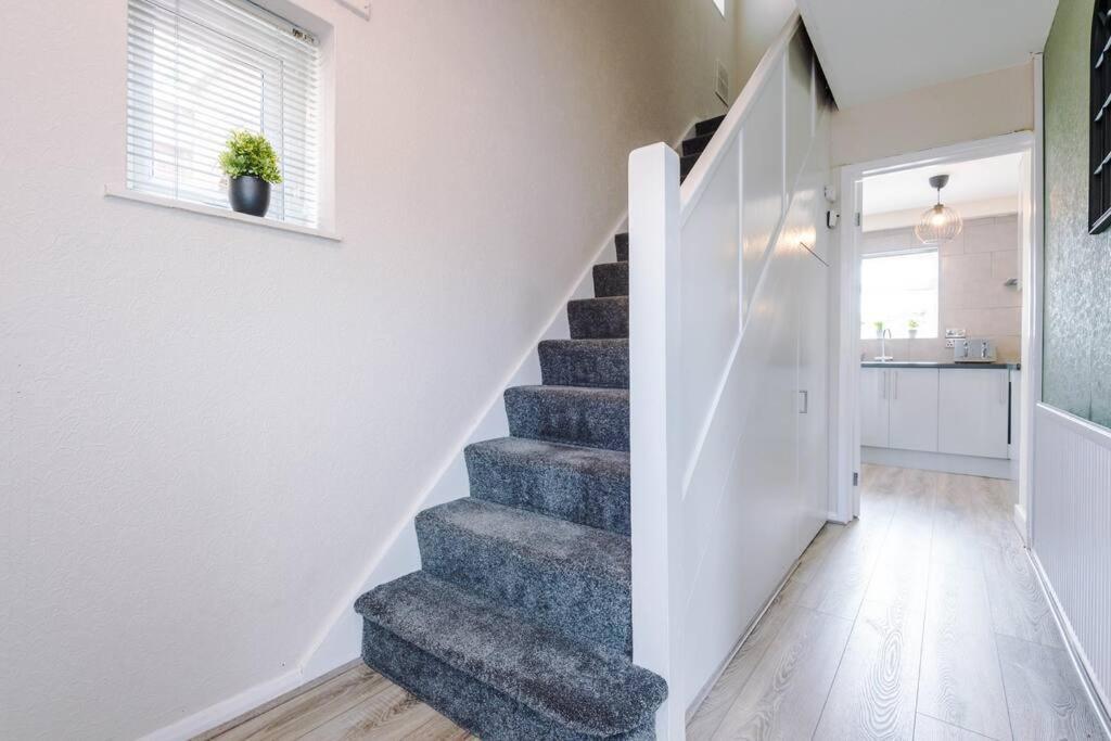Cheerful 3 Bedroom Home With Parking Near Chester Saughall Exteriör bild