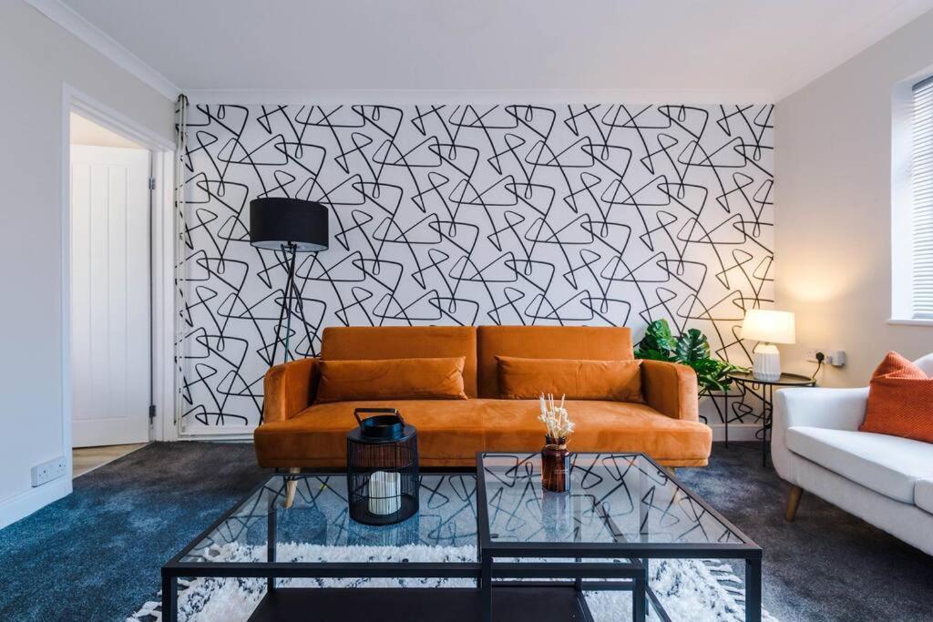 Cheerful 3 Bedroom Home With Parking Near Chester Saughall Exteriör bild