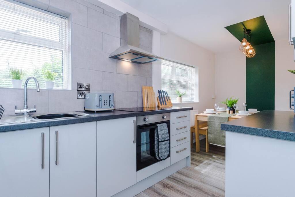Cheerful 3 Bedroom Home With Parking Near Chester Saughall Exteriör bild