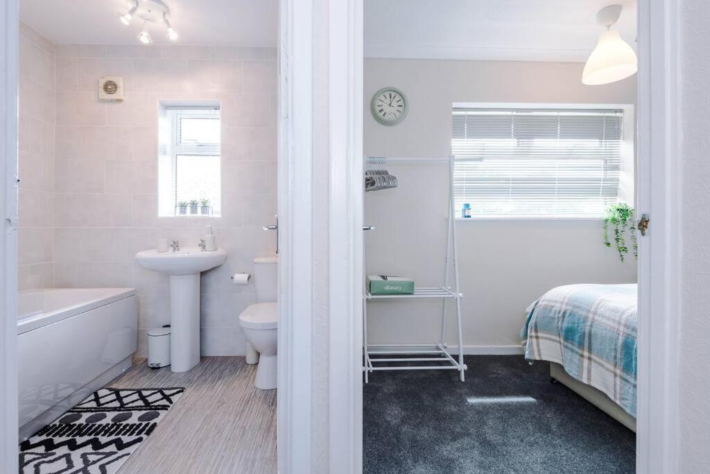 Cheerful 3 Bedroom Home With Parking Near Chester Saughall Exteriör bild