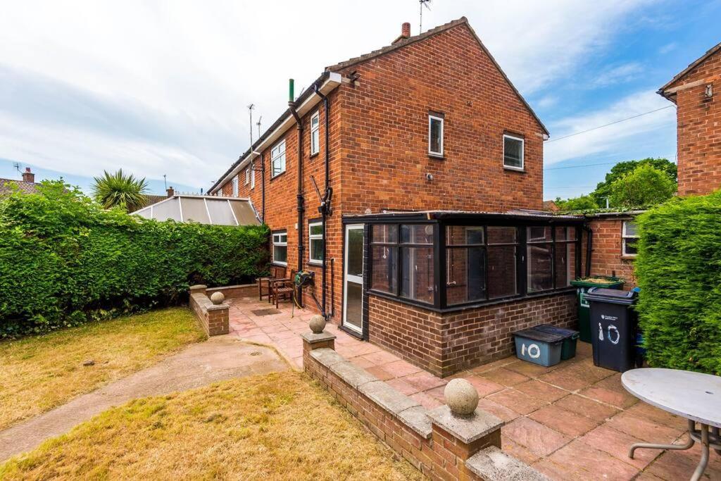 Cheerful 3 Bedroom Home With Parking Near Chester Saughall Exteriör bild