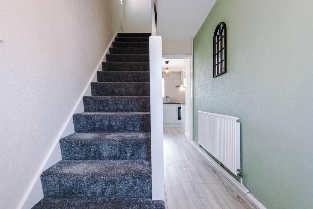Cheerful 3 Bedroom Home With Parking Near Chester Saughall Exteriör bild