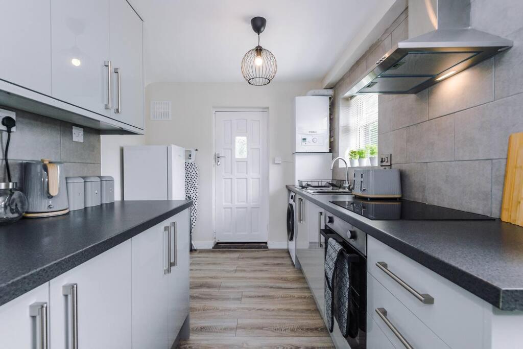 Cheerful 3 Bedroom Home With Parking Near Chester Saughall Exteriör bild