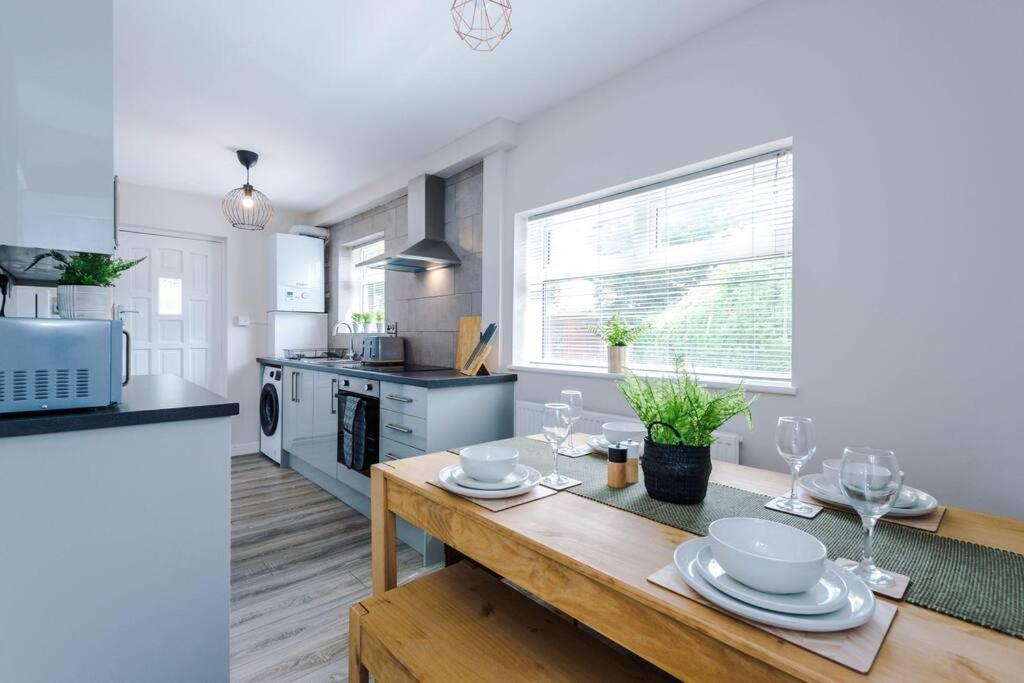 Cheerful 3 Bedroom Home With Parking Near Chester Saughall Exteriör bild