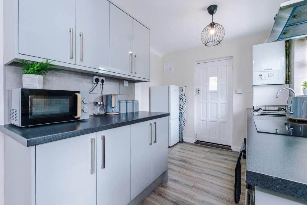 Cheerful 3 Bedroom Home With Parking Near Chester Saughall Exteriör bild