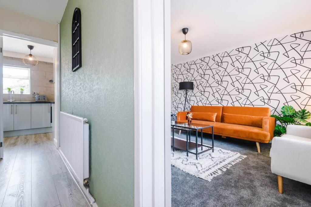 Cheerful 3 Bedroom Home With Parking Near Chester Saughall Exteriör bild