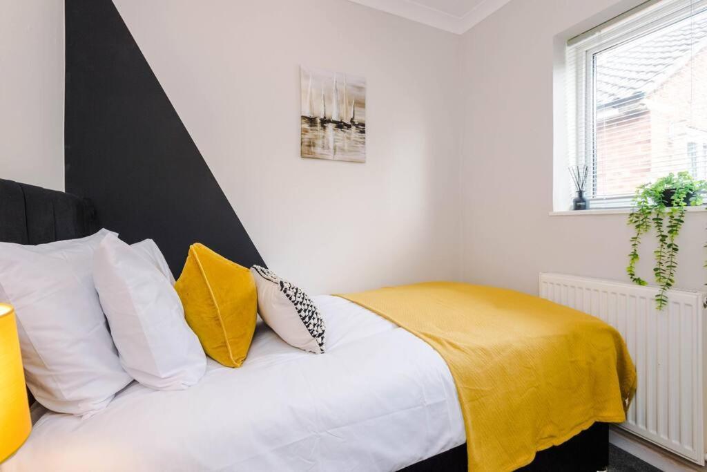 Cheerful 3 Bedroom Home With Parking Near Chester Saughall Exteriör bild