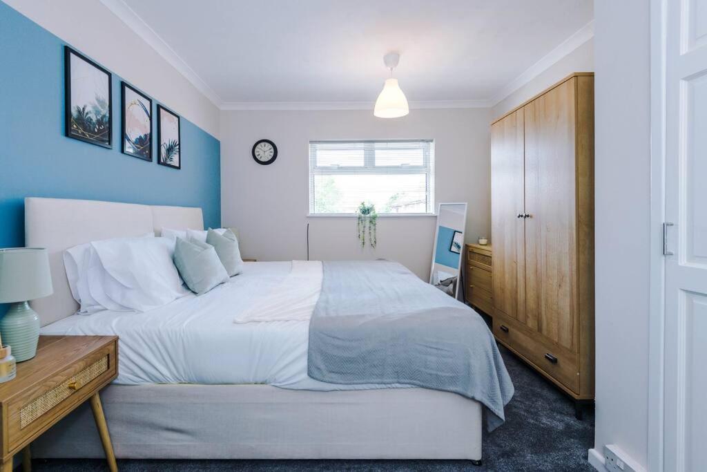 Cheerful 3 Bedroom Home With Parking Near Chester Saughall Exteriör bild