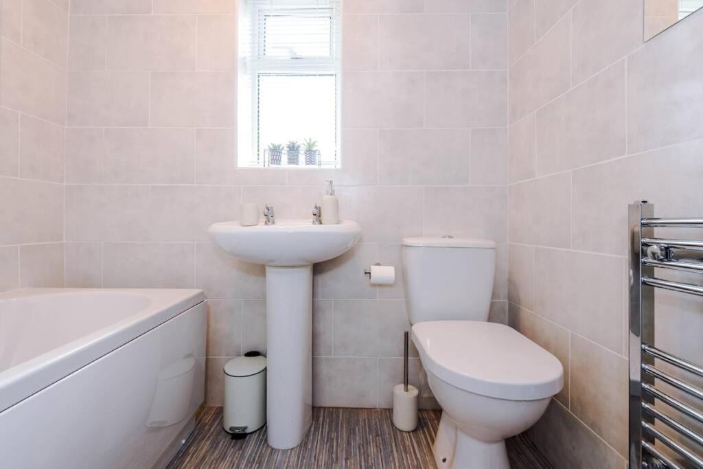 Cheerful 3 Bedroom Home With Parking Near Chester Saughall Exteriör bild