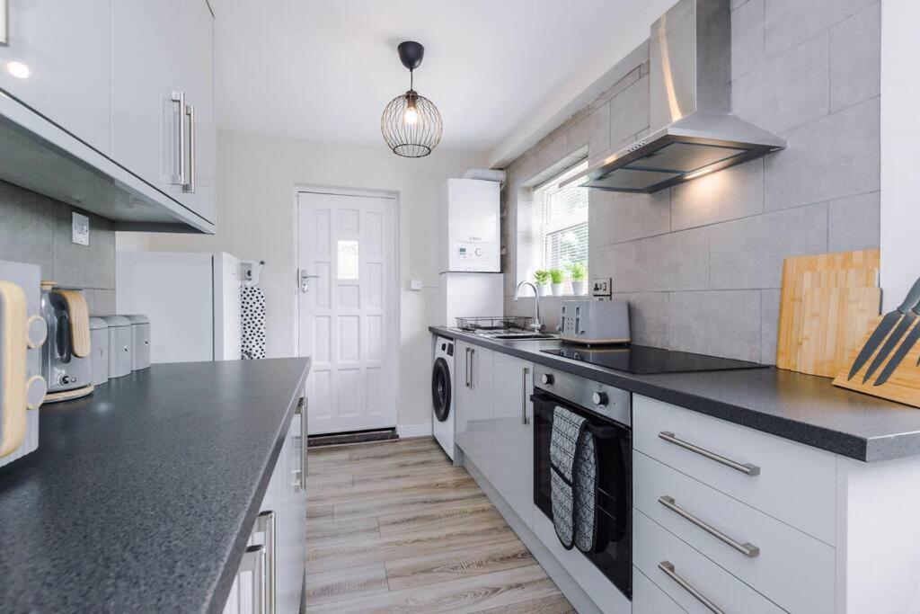 Cheerful 3 Bedroom Home With Parking Near Chester Saughall Exteriör bild