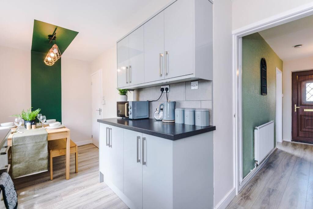 Cheerful 3 Bedroom Home With Parking Near Chester Saughall Exteriör bild