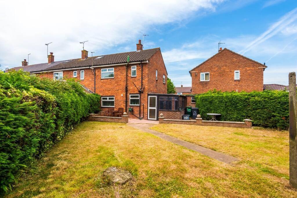 Cheerful 3 Bedroom Home With Parking Near Chester Saughall Exteriör bild