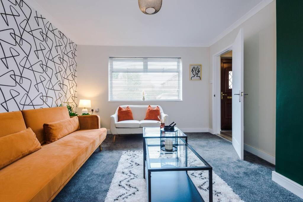Cheerful 3 Bedroom Home With Parking Near Chester Saughall Exteriör bild