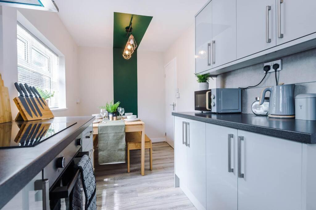 Cheerful 3 Bedroom Home With Parking Near Chester Saughall Exteriör bild