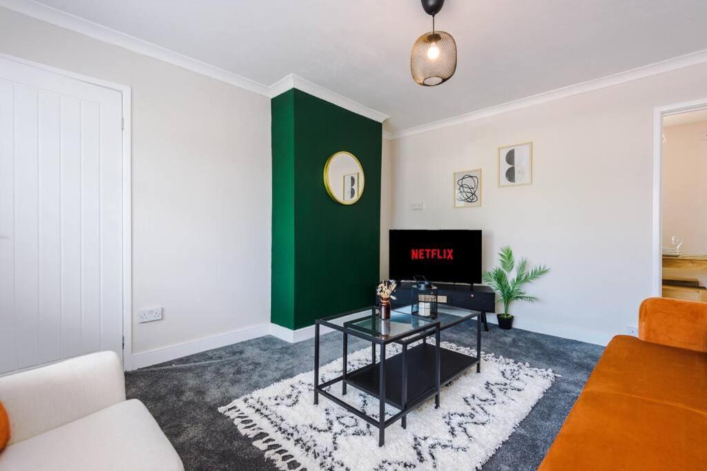 Cheerful 3 Bedroom Home With Parking Near Chester Saughall Exteriör bild